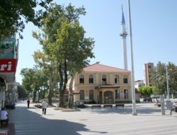 Tarihi Camileri Halkla Bütünleştirmek İçin Avlu Duvarları Kaldırılıyor