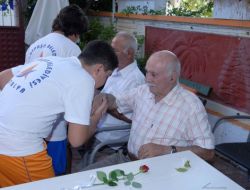 Genç Sporcular Huzurevi Sakinlerinin Bayramını Kutladı