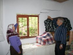 Yaşlı Çift, 7 Aydır Oturulamaz Raporu Verilen Evde Ölümü Bekliyor