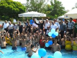 Aldırmaz: Çocuklarımız Yüzme Öğreniyor, Analarımızın Yüreği Yanmıyor