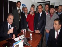 Trafik Ekipleri, Bucak'ta TBMM Başkanı Şahin'e De Salep İkram Etti