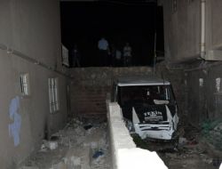 Midyat’ta Minibüs Evin Bahçesine Uçtu