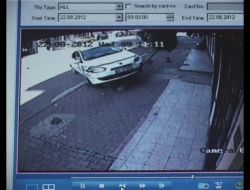 Kaza Yapan Araç İş Yerine Girerek Durabildi