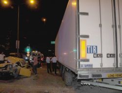 Aşırı Hızlı Otomobil Kırmızı Işıkta Bekleyen Tır’a Arkadan Çarptı