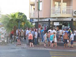 Restoran Ve Butik Çalışanları Polisin Önünde Kavga Etti, Kameralar Kaydetti