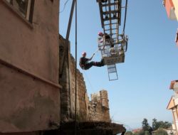 Tehlike Arz Eden Bina Belediye Ekiplerince Yıkıldı