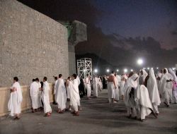 Hacılar  Şeytan Taşlamaya Başladı!