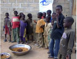 Denizlili Memurlar Gine Bissau Fakirlerine Kumanya Dağıttı