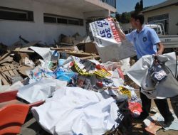 Güzelbahçe'de Duvar Ve Direklere Asılan Afişler Toplandı