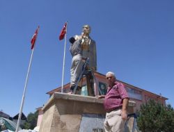 Emekli Başçavuş Atatürk Anıtının Bakımını Yaptırdı