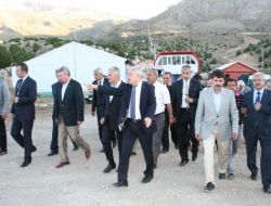 Bakan Yıldırım, Ergan Dağı Kayak Tesisleri'nde İncelemelerde Bulundu