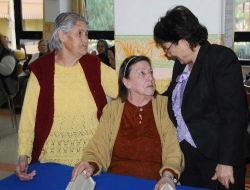 İzmir Büyükşehir Belediye Başkanı Kocaoğlu'nun Eşinden Duygulandıran Ziyaret