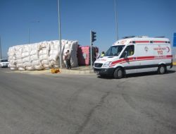 Saman Yüklü Kamyon Yan Yattı: Bir Yaralı