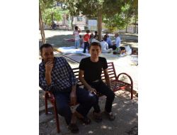 Suriyeli Sığınmacılar Parklarda Bekliyor