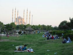 "Yayla Ve Denize Gidemeyenler Parklara Akın Ediyor"