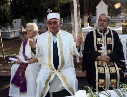 Mersin Mezarlığı Farklı Düşüncelerdeki Din Adamlarını Bir Araya Getirdi!!