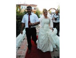 Evliliğinin 10. Yılında Eşine 'Sürpriz Olsun' Diye, İkinci Kez Düğün Yaptı