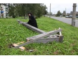 Rusya’da Punkçı Grup Destekçileri Kilisenin Haçlarına Saldırıyor