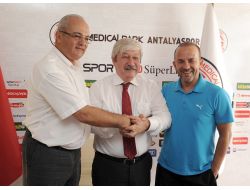 Büyükşehir Belediyesi Antalyaspor Derneği'ne Otobüs Tahsis Etti