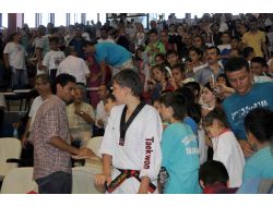 Genç Tekvandocular Olimpiyat Şampiyonundan İmza Almak İçin Birbiriyle Yarıştı