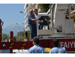 Hırsızlık İçin Girdiği Evden İtfaiye Merdiveniyle İndirildi