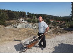 Tavşanlı'daki Yangından Geriye Köylünün El Arabası Kaldı