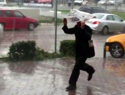 BURSA GÜNE YAĞMURLA UYANDI