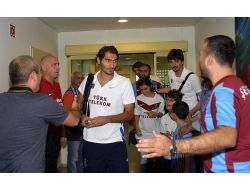 Trabzonspor Kafilesi Budapeşte’de Bordo Güllerle Karşılandı