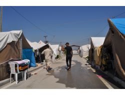 Yüksek Sıcak Ve Nem Suriyelileri Klimalı Mescitlere Yöneltti