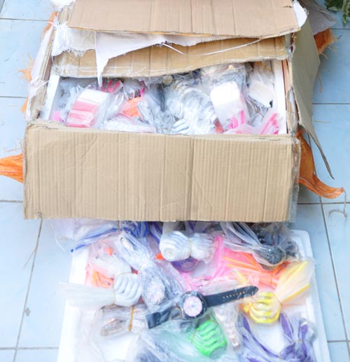 Taklit Ayakkabı ve Saatlere El Konuldu!