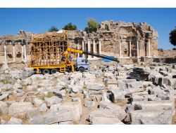 Side'de Anıtsal Çeşme'de 19 Tarihi Sütun Ayağa Kaldırıldı