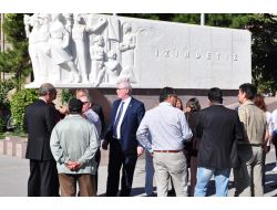 Chp’li Vekilden Çelenk Nöbeti