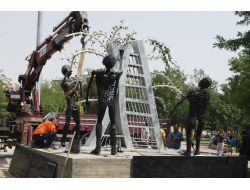 Bdp'li Belediye Mayınlı Saldırıda Ölenlerin Heykellerini Dikti