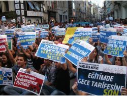 Üniversite Öğrencileri İkinci Öğretimde Harç Protestosu Yaptı