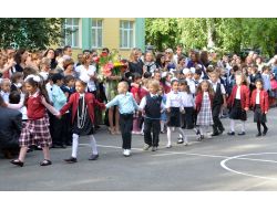 Ukrayna’da İlkokula Başlayan Öğrenciler Meydanlara İndi