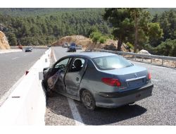 Aşırı Hızlı Otomobil Virajı Alamadı: 1 Ölü