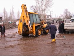 Bitlis'te Toki Konutlarının Alt Katlarını Su Bastı