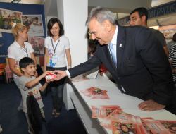 Başkan Kocaoğlu Çocuklara Süt Dağıttı