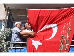 "Oğlum, Bayrağın Asıldı Sana Kurban Olurum"