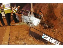 Osmaniye'de Orta Refüje Çarpan Otomobil Şarampole Düştü: 3 Yaralı