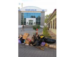 Edremit'te 'Başkanlık Makamı' Önündeki Çöp Görüntüsü Tepki Çekiyor
