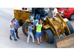 Sarhoş Kepçe Şoförü, Park Halindeki Araçları Böyle Ezdi