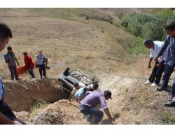 Kaza Yapan Araçta Sıkışan Eşini Kendi Çabaları İle Kurtardı