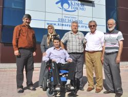 Kimse Yok Mu, 3 Engelliye Akülü Araç Hediye Etti