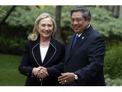 Hillary Clinton, Endonezya Temaslarını Tamamladı!