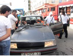 Ters Yöne Giren Kamyonetle Otomobil Çarpıştı; 1 Ağır Yaralı