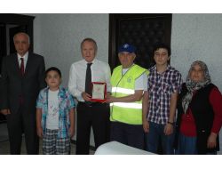 Para Dolu Cüzdanı Sahibine Ulaştıran Temizlik İşçisi Ödüllendirildi