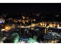 Yat Limanındaki Surlar Led'lerle Aydınlatıldı