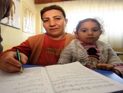 Kucağında Kızıyla Okuma Yazma Kursuna Gidiyor