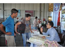 Başkent'e Kayıt İçin Gelen Öğrencileri Büyükşehir Görevlileri Karşılıyor